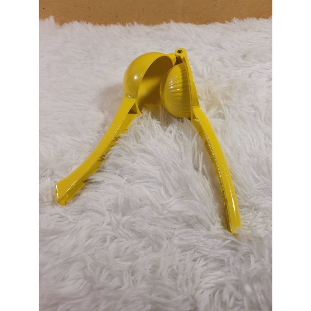 Yellow Handheld Citrus Juicer - Picture 3 of 4